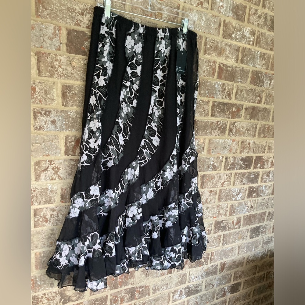 Black & White Floral Maxi Skirt Sz M Whimsy Gothic Flowy Gypsy Fairy NWT - Picture 2 of 13